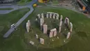Miniatur Stonehenge asal Inggris dipamerkan saat acara Gulliver’s Gate di Times Square, New York City, Senin (10/4). Tempat dan situs dari 50 negara ditampilkan dalam pameran ini. (AFP PHOTO / TIMOTHY A)