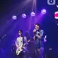 Vokalis Sheila On 7, Duta saat menyanyikan lagu pada konser 'A Night with Sheila on 7' di Jakarta, Kamis (6/12/2019). Dalam penampilannya mereka membawakan berbagai lagu andalan diantaranya lagu" Kita", "Dan", "Betapa", "Seberapa Pantas" serta "Sephia". (Liputan6.com/Faizal Fanani)