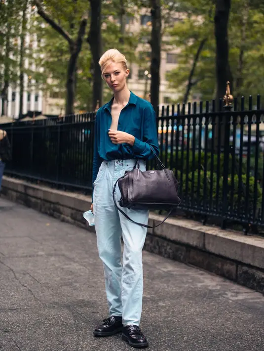 Untuk menambahkan sentuhan yang terstruktur dan agak rapi, padukan baggy jeans dengan kemeja berkerah button down. Pilih sepatu loafer atau babydoll untuk menyempurnakan semuanya. Foto: instyle.com.