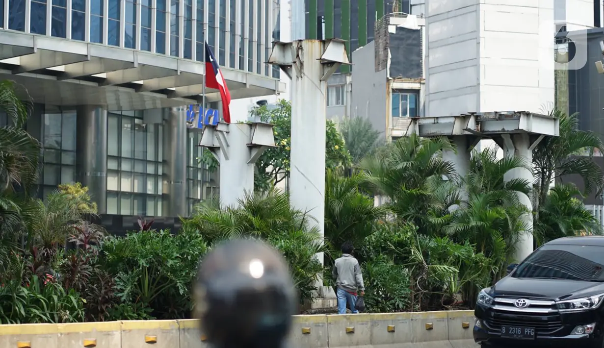 Tiang pancang bekas JPO Tosari menjulang di Jalan Jenderal Sudirman, Jakarta, Selasa (29/9/2020). JPO yang telah dibongkar dan berganti pelican crossing kondisinya dibiarkan terbengkalai, meskipun keberadaannya tidak berfungsi lagi serta mengganggu estetika kota. (Liputan6.com/Immanuel Antonius)