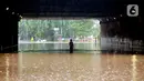 Banjir merendam terowongan di Jalan DI Panjaitan, Jakarta, Selasa (25/2/2020). Hujan yang mengguyur Jakarta sejak dini hari tadi membuat kawasan tersebut terendam banjir sekitar satu meter. (merdeka.com/Imam Buhori)