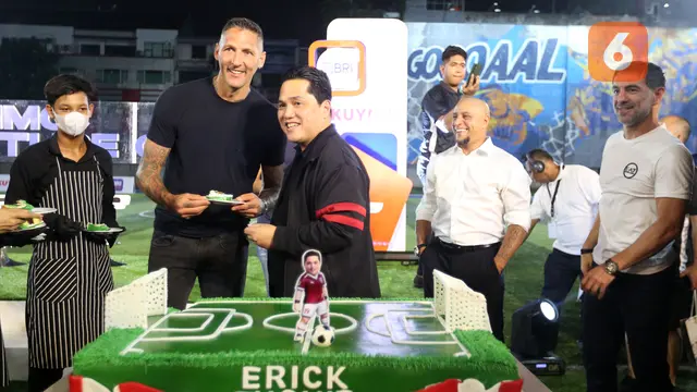 Foto: Senangnya Erick Thohir Rayakan Ulang Tahun Bareng 5 Legenda Sepak Bola Dunia di Sela Acara BRImo Future Garuda