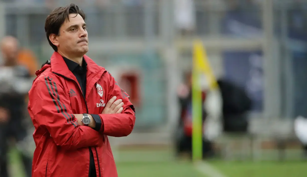 Pelatih AC Milan, Vincenzo Montella menyaksikan para pemainnya saat bertanding melawan Lazio pada lanjutan Liga Serie A Italia di stadion Olimpiade Roma, (10/9). Lazio menang atas AC Milan 4-1. (AP Photo/Alessandra Tarantino)