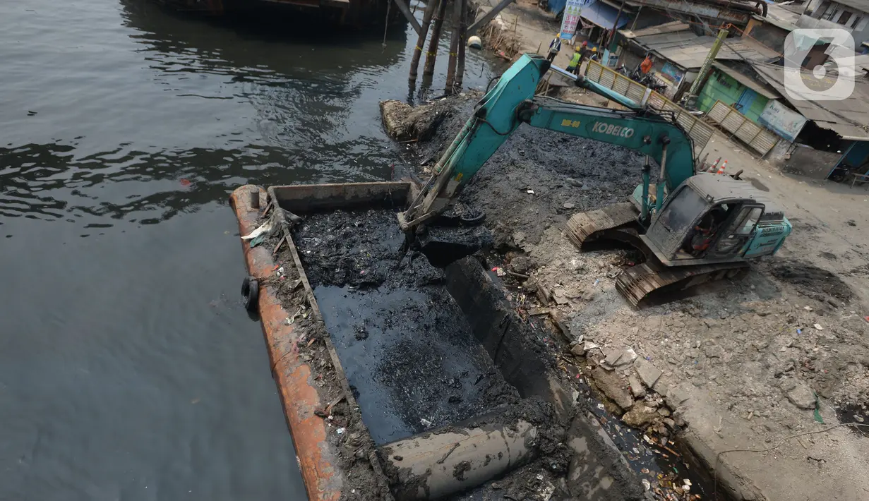 Alat berat mengangkat material endapan lumpur di Kampung Nelayan Cilincing, Jakarta Utara, Kamis (2/9/2021). Pengerukan dilakukan untuk mengurangi pendangkalan di muara teluk Jakarta serta penataan sandaran kapal-kapal tradisional. (merdeka.com/Imam Buhori)