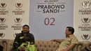 Calon Presiden nomor urut 02 Prabowo Subianto berbincang dengan Rahman relawan yang berjalan kaki dari Tegal di Kantor BPN Prabowo-Sandi, Kertanegara, Jakarta (20/12). (Merdeka.com/Iqbal S. Nugroho)