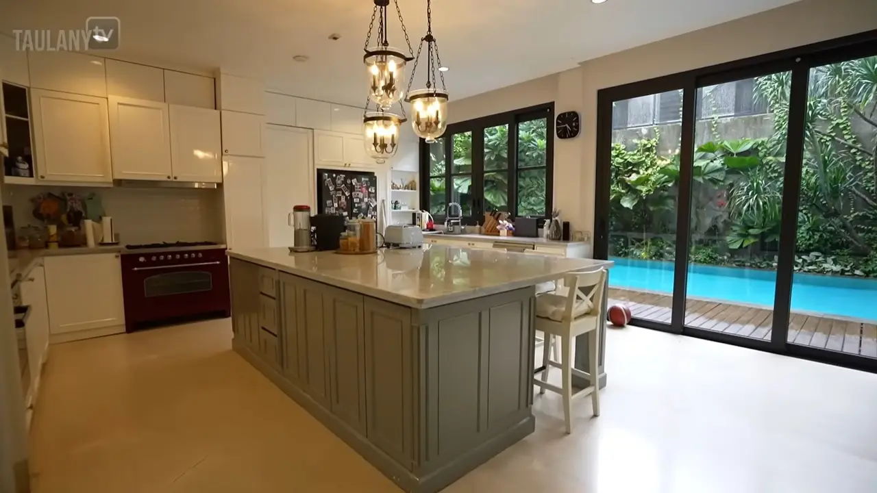 Dapur Bunga Citra Lestari. [Foto: YouTube/TaulanyTV]