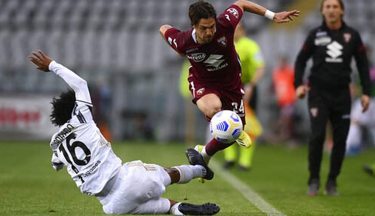 Pemain Torino, Simone Verdi, berusaha melewati pemain Juventus, Juan Quadrado, pada laga Serie A di Stadion Olympic, Turin, Minggu (4/4/2021). Kedua tim bermain imbang 2-2. (Fabio Ferrari/LaPresse via AP)