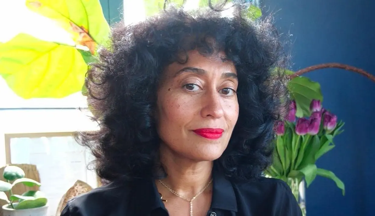 Penampilan Tracee Ellis Ross di sini menggabungkan tren dari tahun 70an dan 80an. Gaya rambut ini sempurna untuk siapapun yang memiliki rambut keriting dengan layer dan poni yang penuh. Foto: Instagram @traceeellisross.