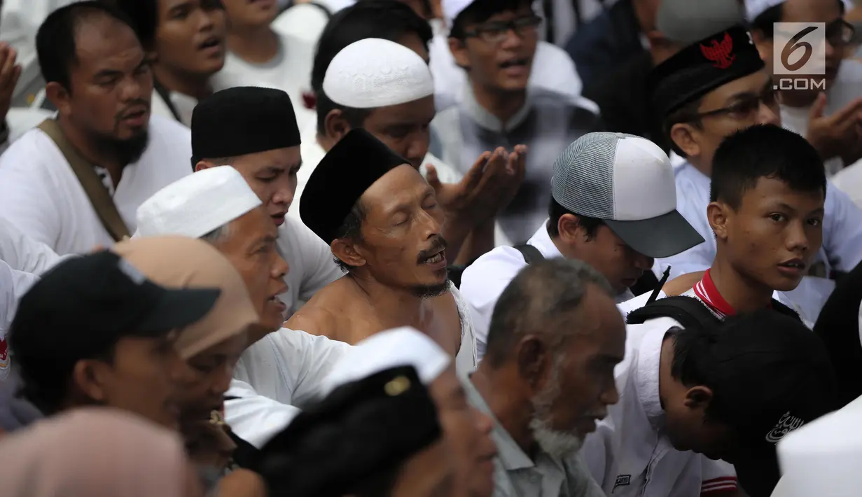 Pendukung pasangan Capres-Cawapres 02 Prabowo Subianto-Sandiaga Uno berdoa saat menghadiri syukuran kemenangan di Kertanegara, Jakarta, Jumat (19/4). Acara dengan tema gema nisfu sya'ban sekaligus ucapan syukur kemenangan Prabowo-Sandiaga dihadiri ribuan pendukung. (Liputan6.com/Faizal Fanani)