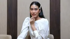 Pelantun lagu ini kerap membagikan unggahan tentang gaya busananya. Ia terkenal akan busana casual yang simpel nan tetap modis. Dengan blouse putih dan jepit rambut warna senada, Alika tampil mempesona. (Kapanlagi.com/Daniel Kampua)