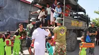 TNI dan Pundi Amal SCTV Serahkan Bantuan ke Wilayah Terpencil