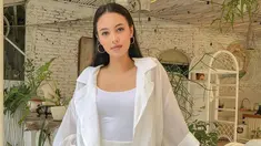 Tampil dengan busana serba putih beserta outernya, gaya Anggika Bolsterli satu ini terlihat sederhana namun menawan. Ia pun hanya menambahkan anting berbentuk sederhana sebagai detail penampilannya. (Liputan6.com/IG/@anggikabolsterli)
