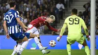 Pemain depan Manchester United asal Argentina Alejandro Garnacho (tengah) melakukan percobaan untuk mencetak gol selama pertandingan putaran pertama Liga Eropa UEFA hari ke-2 antara FC Porto dan Manchester United di stadion Dragao di Porto pada tanggal 3 Oktober 2024.MIGUEL RIOPA / AFP