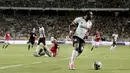 Pemain Uganda, Nicholas Wadada mengontrol bola  saat melewati pemain Mesir pada laga kualifikasi Piala Dunia 2018 di Borg El Arab Stadium, Alexandria, Mesir (5/9/2017). Mesir menang 1-0.  (AP/Nariman El-Mofty)
