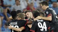 Para pemain AC Milan merayakan gol yang dicetak Ricardo Rodriguez, ke gawang Craiova pada laga kualifikasi Liga Europa di Stadion Municipal, Rumania, Kamis (27/7/2017). Craiova kalah 0-1 dari AC Milan. (AP/Alexandru Dobre)