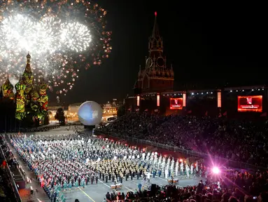 Kembang api meletus di atas katedral St. Basil selama  Festival Musik Militer Internasional Menara Spasskaya di Lapangan Merah Moskow, Rusia, Jumat (26/08). Para pemain orkestra militer berasal dari Rusia dan beberapa negara. (REUTERS/Sergei Karpukhin)
