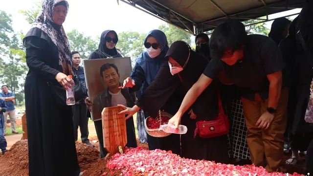 Suasana Pemakaman Eeng Saptahadi