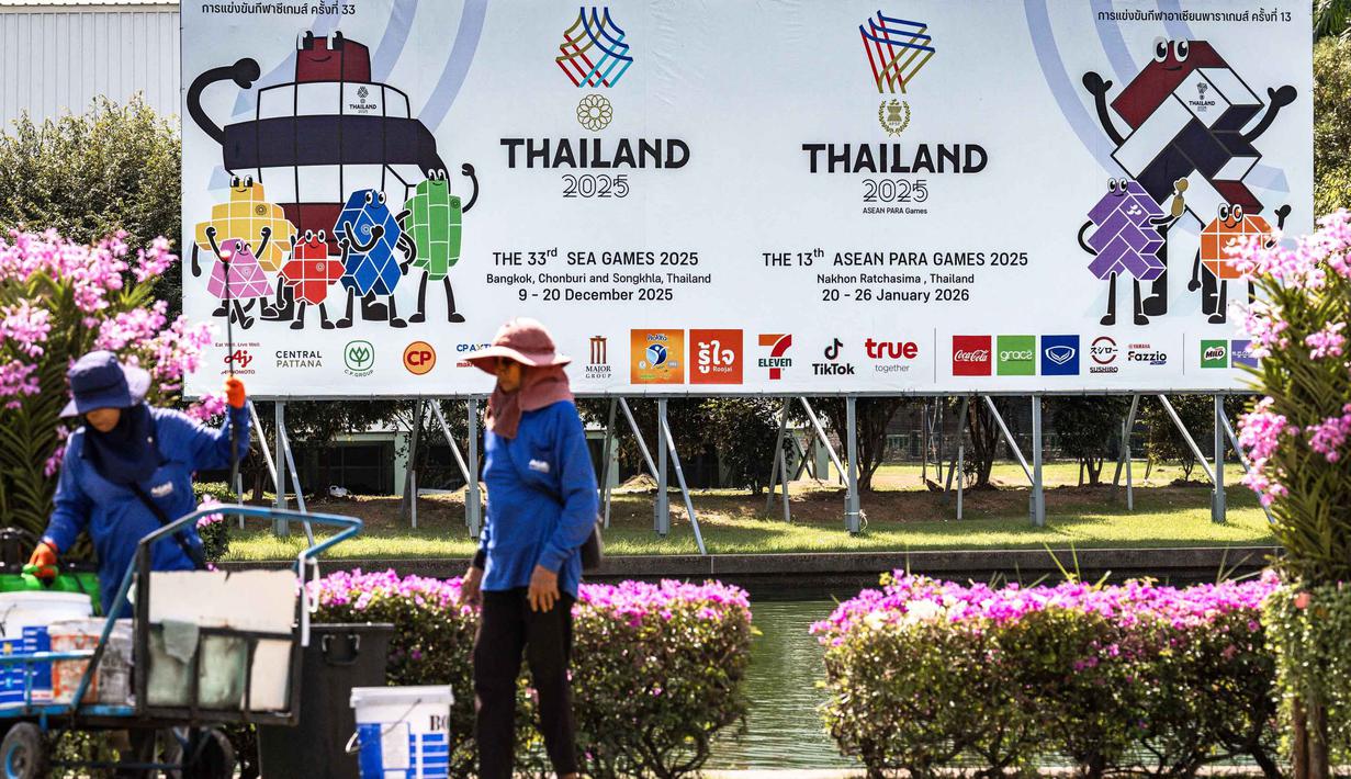 Aktivitas pekerja kebun di dekat papan reklame SEA Games 2025 di luar Stadion Nasional Rajamangala, Bangkok, Thailand pada Jumat 28 November 2025. Thailand berhias menyambut perhelatan olahraga terbesar se-Asia Tenggara (SEA Games) 2025. (Chanakarn Laosarakham/AFP)