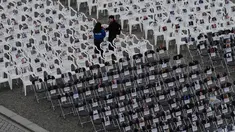 Lebih dari 1.000 kursi dengan foto-foto korban tewas dalam serangan militan Hamas terhadap Israel dipajang di Pariser Platz depan Gerbang Brandenburg, Berlin, Jerman, Selasa 7 Oktober 2025. (AP Photo/Markus Schreiber)