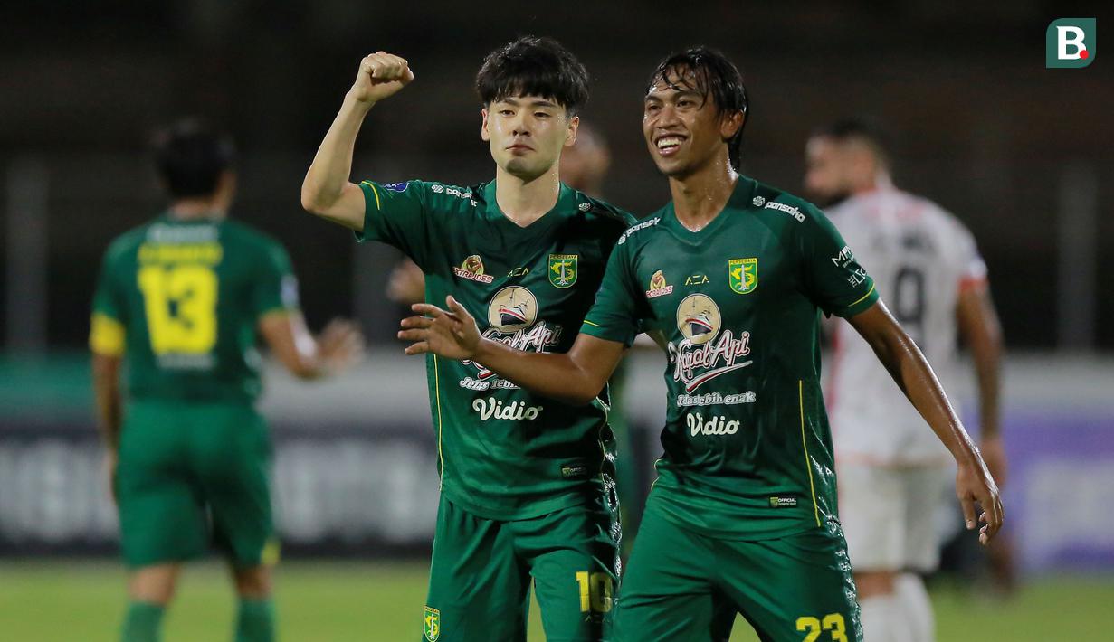 Taisei Marukawa menambah pundi-pundi golnya dengan mencetak 17 gol dari 32 penampilannya musim ini bersama Persebaya Surabaya. (Bola.com/M Iqbal Ichsan)