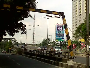 Citizen6, Jakarta: Sebuah portal yang terletak di Flyover Kalibata sudah memerlukan perbaikan karena pondasi dasar hancur dan membuat portal miring. Apabila hanya diikat ke tiang yang lain, takutnya mencederai pengendara yang lewat. (Pengirim: noname)