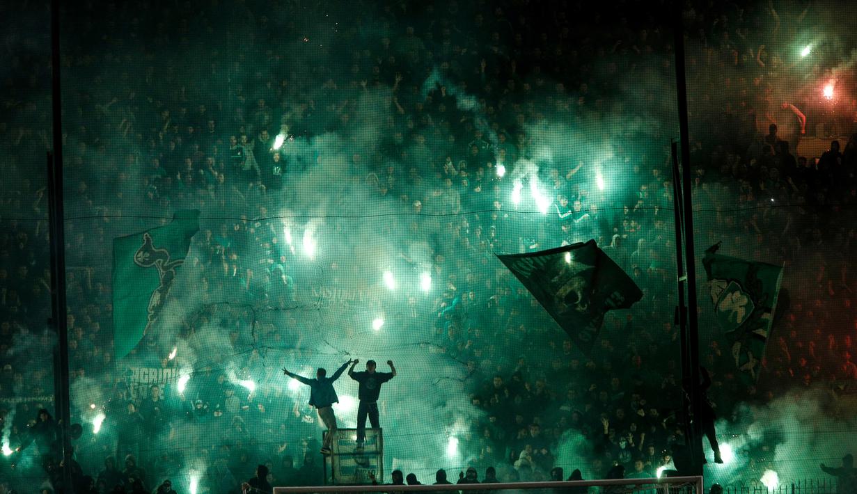 Suporter Panathinaikos menyalakan suar setelah pertandingan antara Panathinaikos melawan Olympiakos dalam Liga Super Yunani di Stadion Apostolos Nikolaides, Athena, dibatalkan. (21/11/2015). (AFP/SOOC/Alexandros Michailidis)