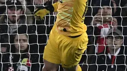 Kiper Atletico Madrid, Jan Oblak menipis bola saat bertanding melawan Liverpool pada leg kedua 16 besar Liga Champions di Anfield, Inggris (11/3/2020). Jan Oblak tampil gemilang saat Atletico Madrid mengalahkan Liverpool 3-2. (AFP/Javier Soriano)