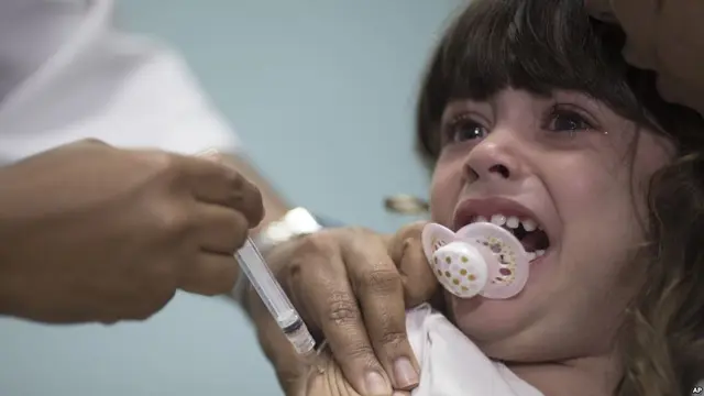 Seorang anak menerima vaksinasi campak di Rio de Janeiro, Brasil (AP)
