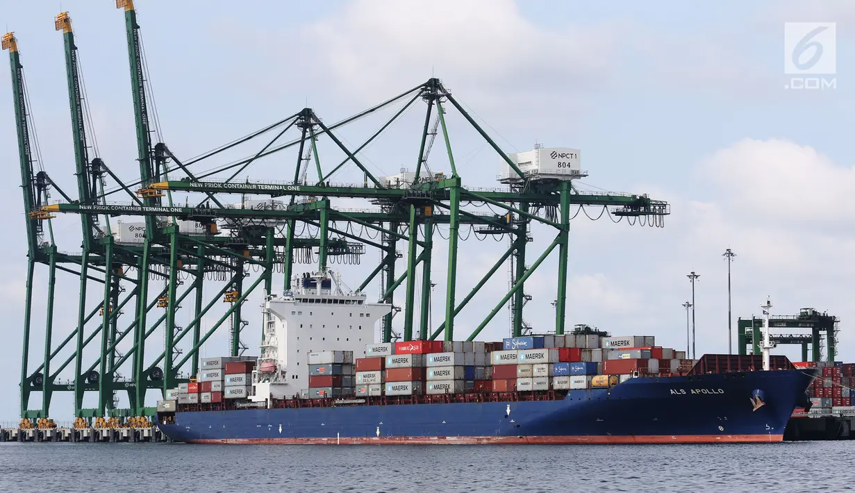 Suasana bongkar muat di pelabuhan Tanjung Priok, Jakarta Utara, Kamis (14/2). Meski begitu, pertumbuhan ekspor diperkirakan belum melampaui impor. (Liputan6.com/Angga Yuniar )