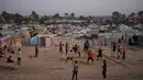 Anak-anak muda Palestina bermain voli di kamp tenda pengungsian di Zawayda, Jalur Gaza tengah, Selasa 4 November 2025. Mereka juga menyerukan kedua pihak agar mematuhi kesepakatan dan mengutamakan keselamatan warga sipil. (AP Photo/Abdel Kareem Hana)