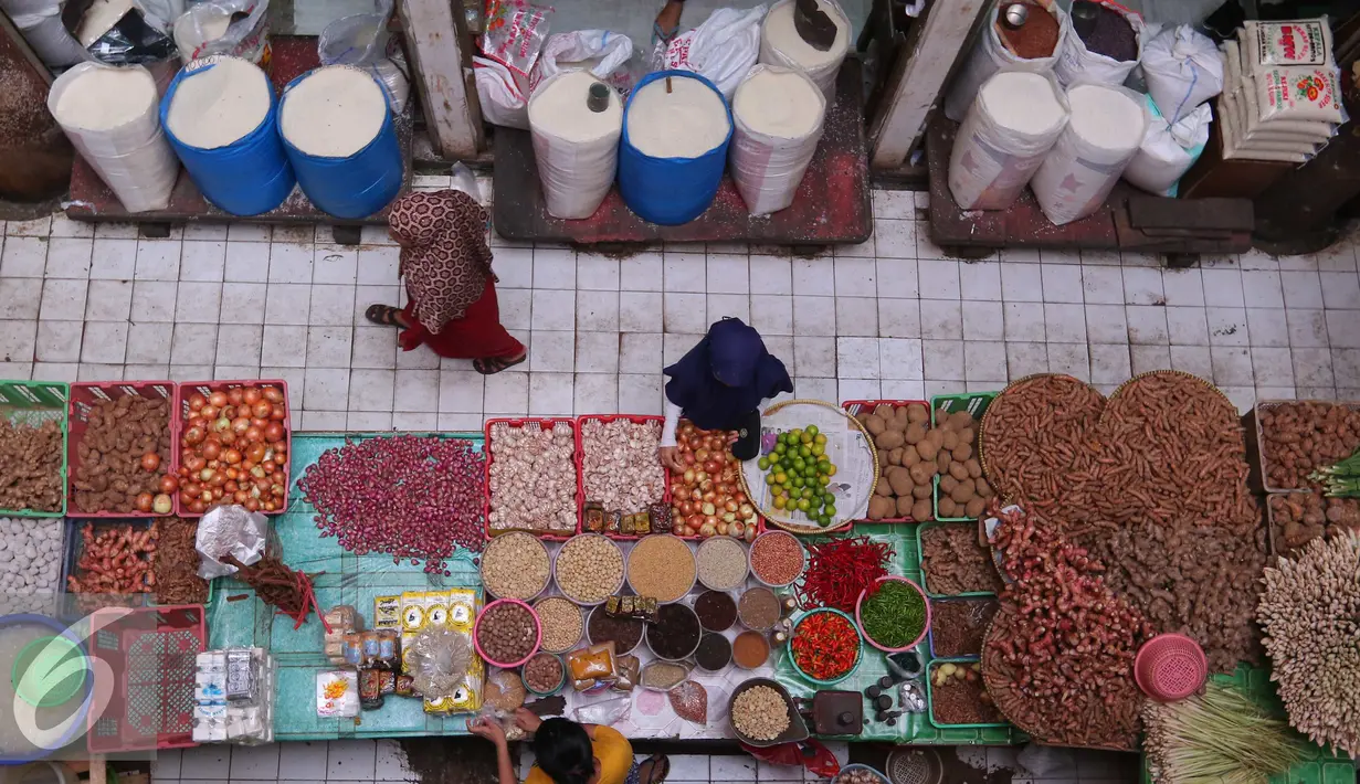 Aktifitas jual beli di Pasar Tebet, Jakarta, Senin (3/10). Badan Pusat Statistik merilis dari kelompok pengeluaran, bahan makanan mengalami deflasi sebesar 0,07% dengan andil dalam inflasi September 2016 sebesar -0,01%. (Liputan6.com/Angga Yuniar)