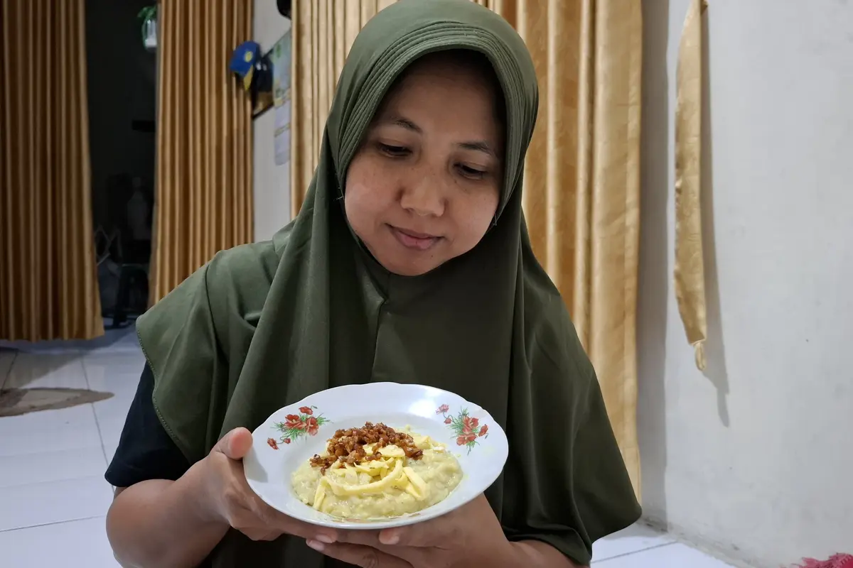 Lalita Suryani, menunjukkan bubur Suran buatan tangannya