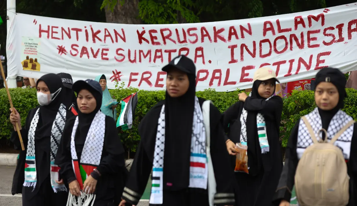 Spanduk keprihatinan dibentangkan saat massa menggelar aksi damai di depan Kedutaan Besar Amerika Serikat (Kedubes AS), Jakarta, Selasa (2/12/2025). Massa menggelar aksi solidaritas Palestina serta keprihatinan atas terjadinya bencana Sumatera di depan Kedutaan Besar Amerika Serikat (Kedubes AS) di Jakarta Pusat, Selasa (2/12/2025). (Kapanlagi.com/Budy Santoso)