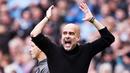 Pelatih Manchester City, Pep Guradiola, tampak kecewa setelah anak asuhnya yakni Rodri mendapat kartu merah. Sang juru taktik asal Spanyol itu pusing lantaran akan kehilangan Rodri yang dipastikan absen dalam tiga laga termasuk saat bertemu Arsenal. (AFP/Oli Scarff)