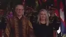 Perdana Menteri Australia Anthony Albanese dan Ibu Jodie Haydon mengenakan batik. Ibu negara Jodie Haydon mengenakan dress hitam dengan batik yang ditaruh di lengannya. [@sandiuno]