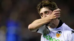 Selebrasi khas winger Valencia Pablo Hernandez seusai menjebol gawang FC Brugge di laga UEFA Europa League di Mestalla Stadium, 25 Februari 2010. AFP PHOTO / JOSE JORDAN 