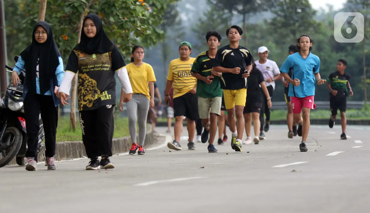 Warga berolahraga dengan berlari dan berjalan santai di area ring road Stadion Pakansari, Kabupaten Bogor, Jawa Barat, Selasa (3/11/2020). Menjaga kebugaran tubuh dengan berolahraga diyakini mampu meningkatkan imunitas dan mencegah sakit. (Liputan6.com/Helmi Fithriansyah)