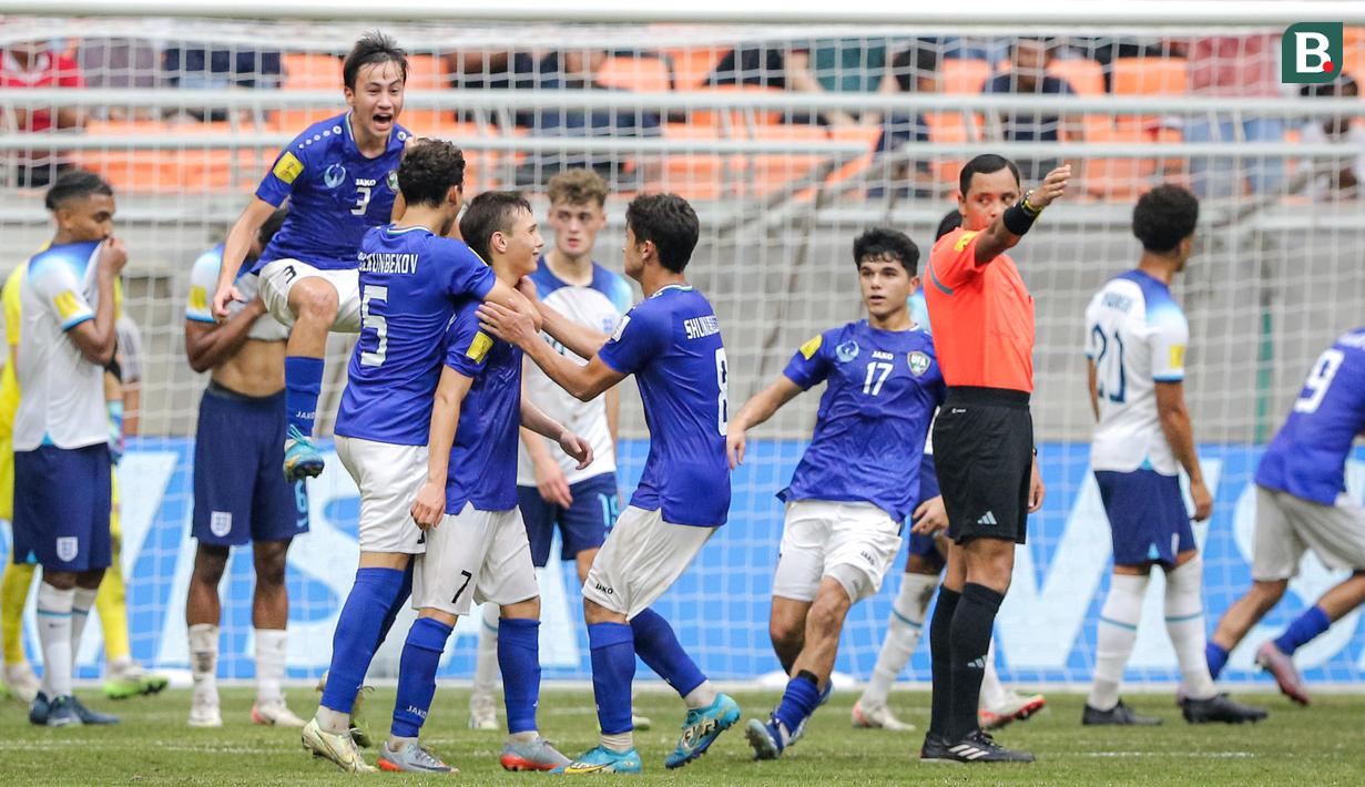 <p>Selebrasi pemain Timnas Uzbekistan U-17 setelah Lazizbek Mirzaev mencetak gol saat melawan Timnas Inggris U-17 dalam pertandingan babak 16 besar Piala Dunia U-17 2023 yang berlangsung di Jakarta International Stadium, Jakarta, Rabu (22/11/2023). (Bola.com/Bagaskara Lazuardi)</p>