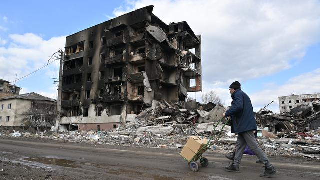 Di utara Kiev, kota yang hancur muncul setelah Rusia pergi