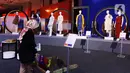 Pengunjung melihat kerajinan dalam pameran UMKM Export BRILian Preneur 2019  di Jakarta Convention Center, Jakarta, Jumat (20/12/2019). UMKM Export BRILian Preneur 2019  berlangsung hingga 22 Desember. (Liputan6.com/Johan Tallo)