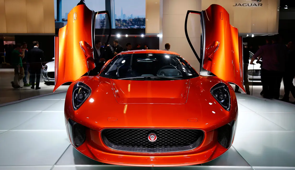 Sportcar Jaguar C-X75 yang akan hadir dalam film James Bond terbaru, `Spectre` ikut dihadirkan di Frankfurt Motor Show (IAA) 2015, Jerman (16/9/2015). Dalam adegan film Spectre, mobil tersebut akan dikendarai oleh Dave Bautista (Reuters/ Odd Andersen)