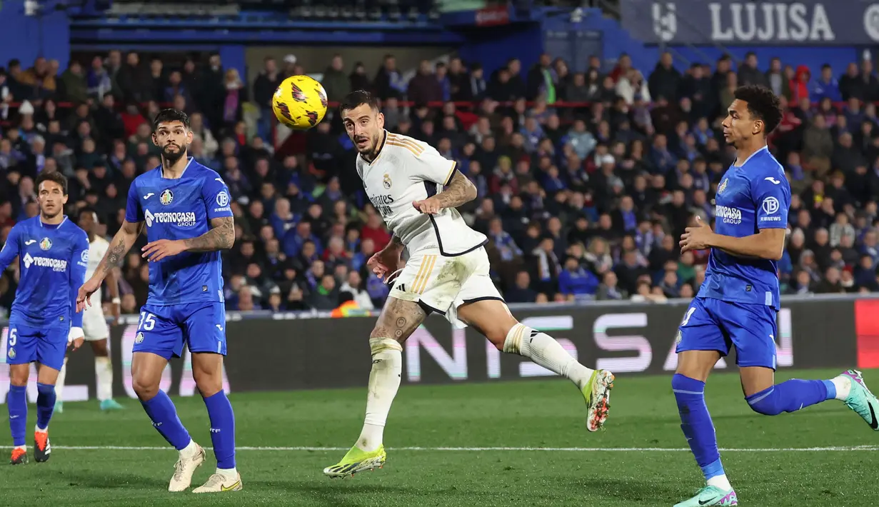 <p>Pemain Real Madrid, Joselu berusaha mengontrol bola saat laga lanjutan Liga Spanyol 2023/2024 melawan Getafe di Coliseum Alfonso Perez stadium, Getafe, Spanyol, Jumat (02/02/2024) WIB. (AFP/Pierre-Philippe Marcou)</p>