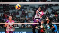 Smes Megawati yang berujung block out menjadi penentu kemenangan. Jakarta BIN menang 17-15 pada set kelima. (Bola.com/Bagaskara Lazuardi)