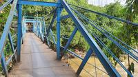 Potret jembatan biru yang berada di Kampung Utan, Kelurahan Pondok Jaya, Kecamatan Cipayung, Kota Depok, Kamis (17/12/2020). Di lokasi ini, viral sosok diduga kuntilanak membonceng sepeda motor. (Liputan6.com/Dicky Agung Prihanto)