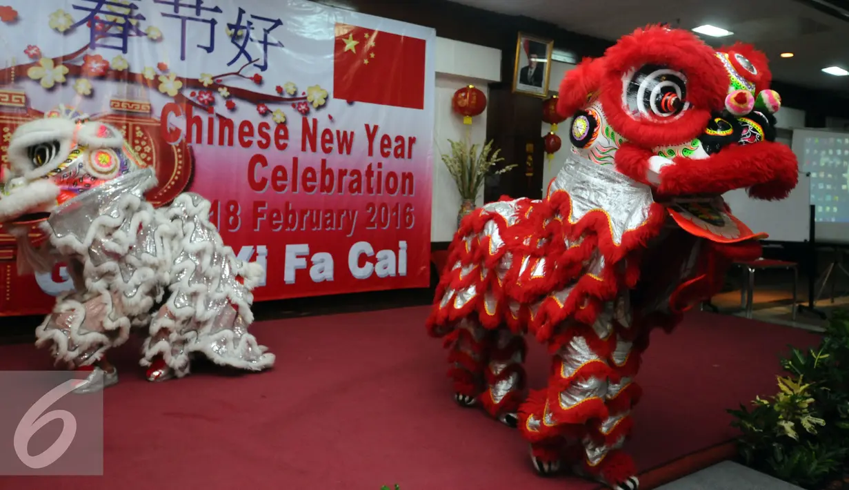 Barongsai beraksi pada pesta perayaan Tahun Baru Imlek 2567 yang diadakan Madame Xie Feng di Jakarta, Kamis (18/2/2016). Pesta perayaan dihadiri 200 anggota Womens Internasional Club serta staff perempuan di kedutaan. (Liputan6.com/Helmi Fithriansyah)