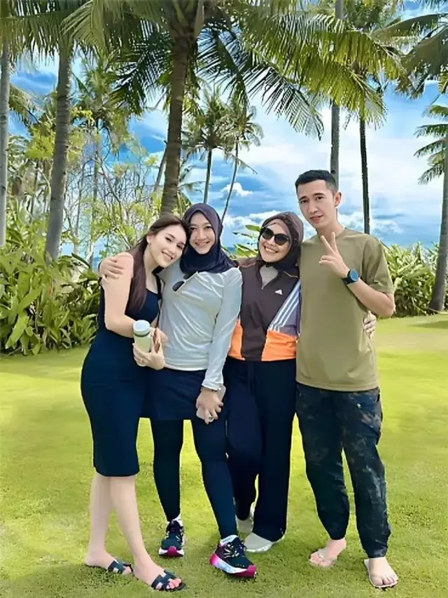 8 Potret Kedekatan Ayu Ting Ting dan Keluarga Calon Suami, Curi Perhatian