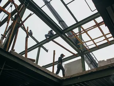Pekerja sedang menyelesaikan proyek pembangunan Pasar Senen Blok III di Jakarta, Selasa (28/10/2014). (Liputan6.com/Faizal Fanani)