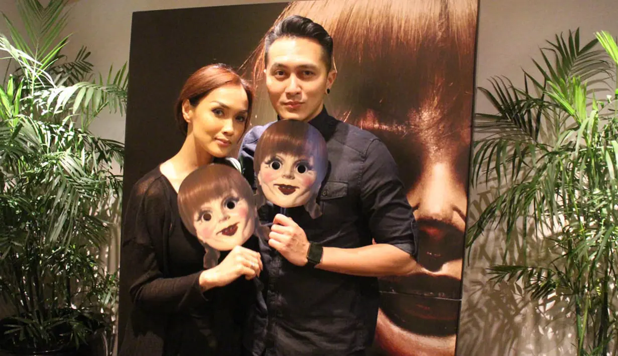 Pasangan selebriti Demian dan Sarah merekomendasikan Film Annabelle menjadi tontonan favorit, Jakarta, (30/9/14). (Liputan6.com/Gilar Ramdhani)  (IMG_0849)