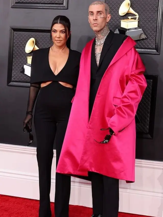 Resmi Menikah, Intip 9 Gaya Busana Nyentrik Pasangan Kourtney Kardashian dan Travis Barker