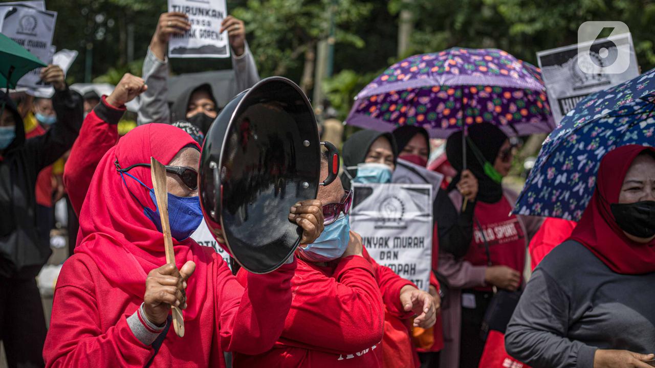 Aksi ibu ibu demo terkait minyak goreng